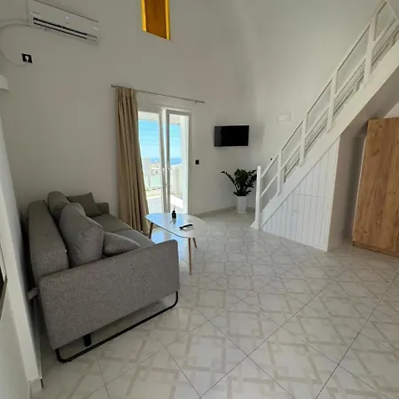 Gervi Fira (Santorini)